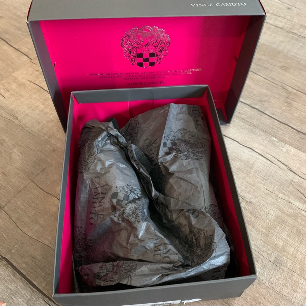 Vince Camuto Black suede and gold pump - Picture 9 of 9